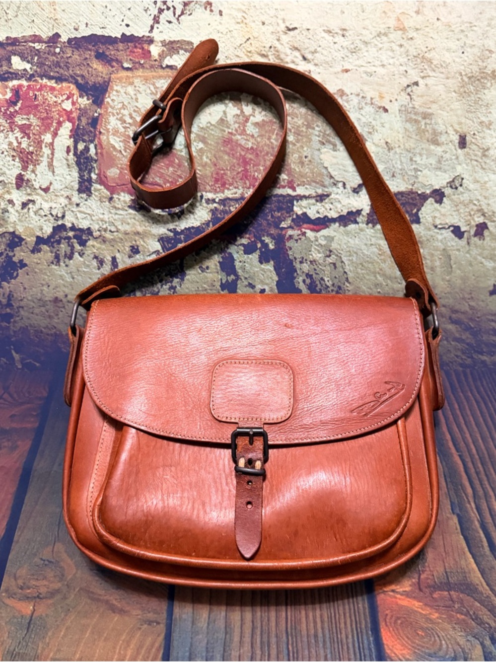 Vintage Classic Leather Crossbody Bag in Chestnut Brown